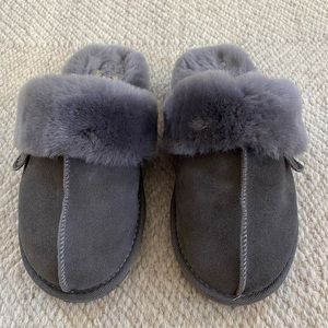 Dluxe by Dearfoams Grey Fuzzy Slippers